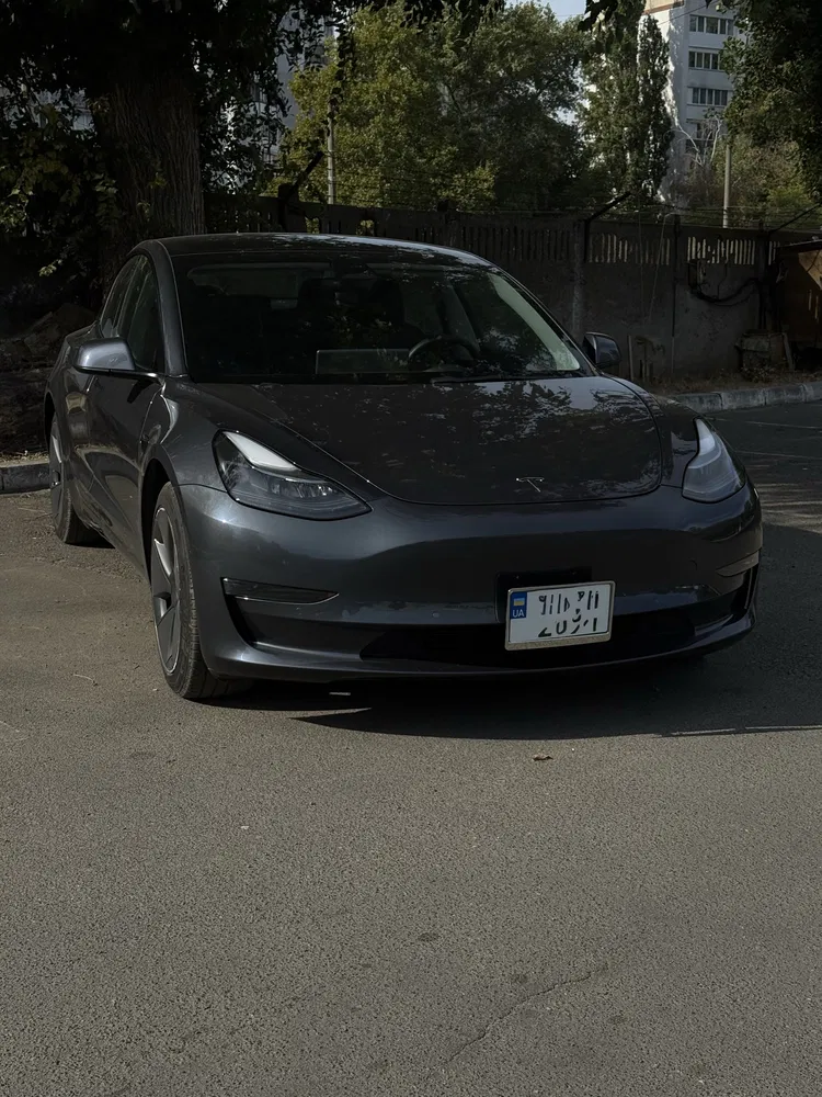 Tesla та Toyota • Київ — оренда авто