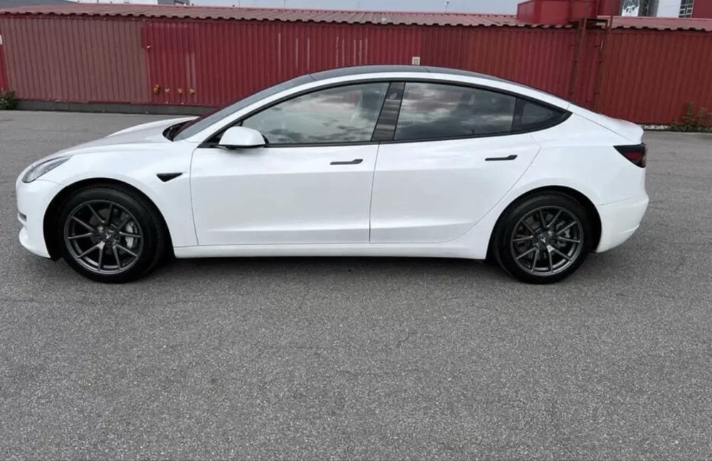 Tesla в оренду • Львів — оренда авто