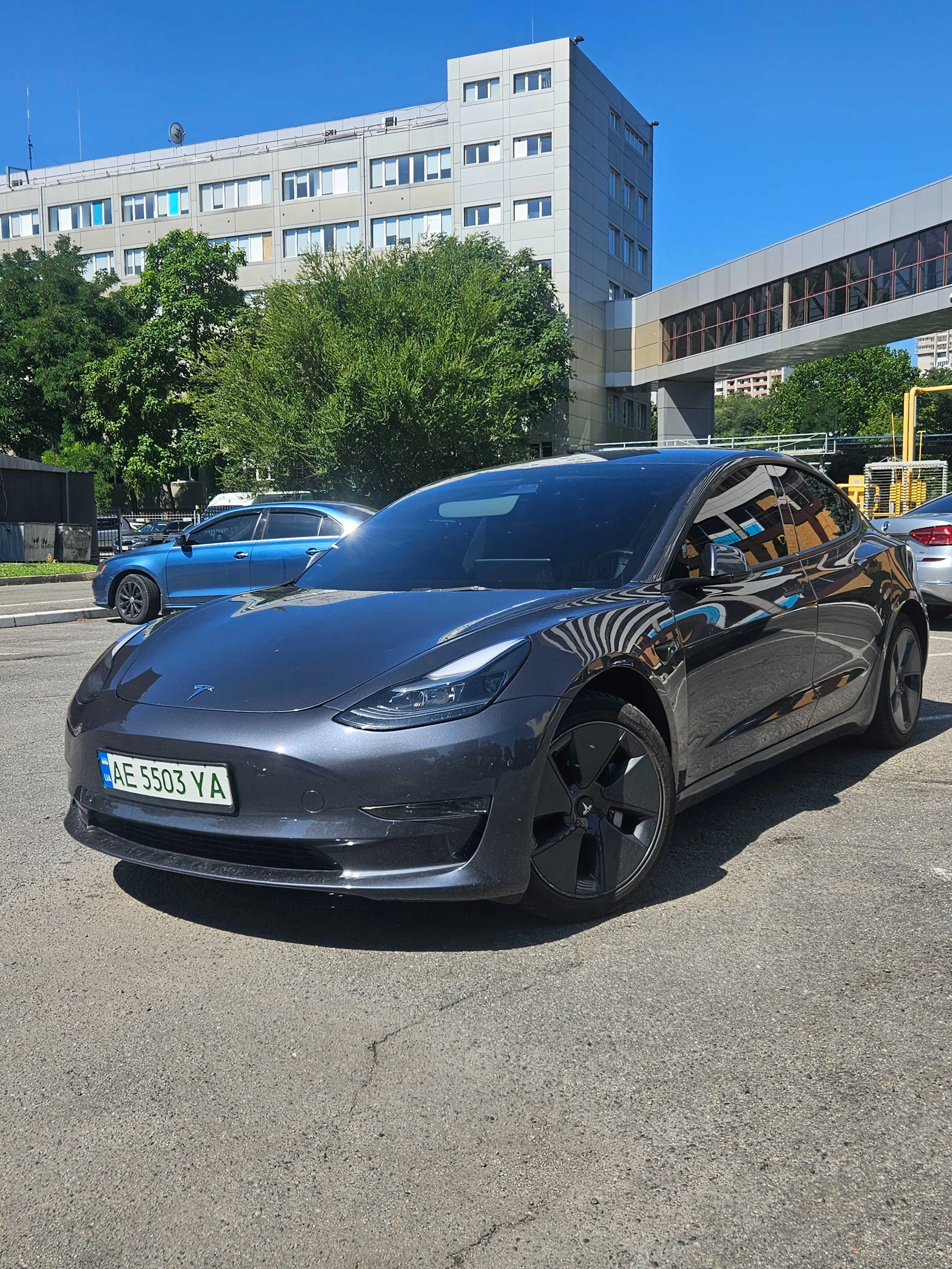 Tesla та Toyota • Київ — оренда авто